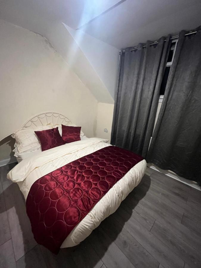 Double Bedroom In West Yorkshire, Leeds リーズ エクステリア 写真