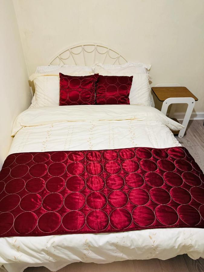 Double Bedroom In West Yorkshire, Leeds リーズ エクステリア 写真