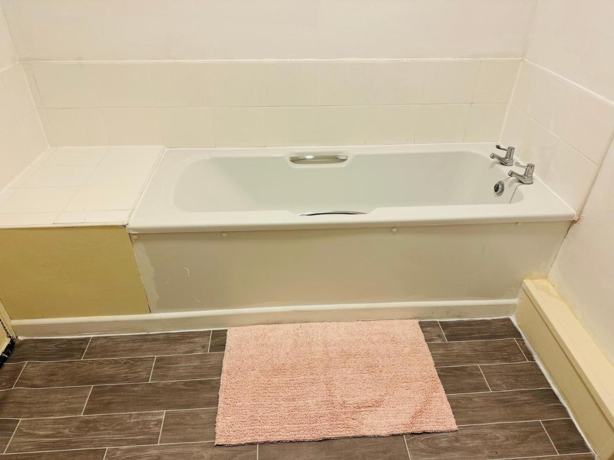 Double Bedroom In West Yorkshire, Leeds リーズ エクステリア 写真